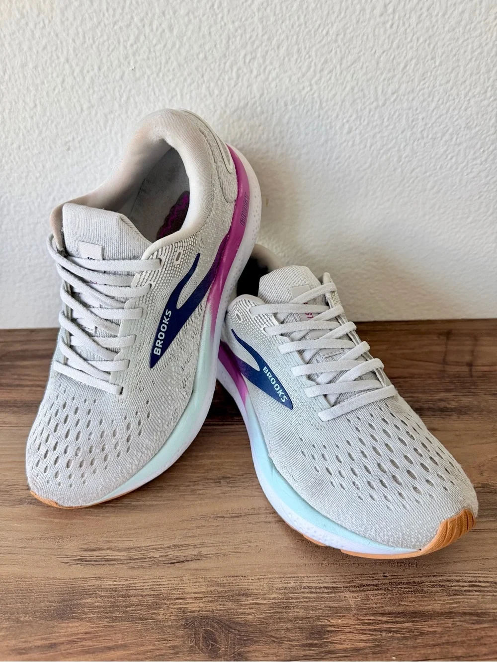 Brooks Womens Ghost 16 in White/Gray/Blue/Pink (7.5 Medium-B) Great Condition